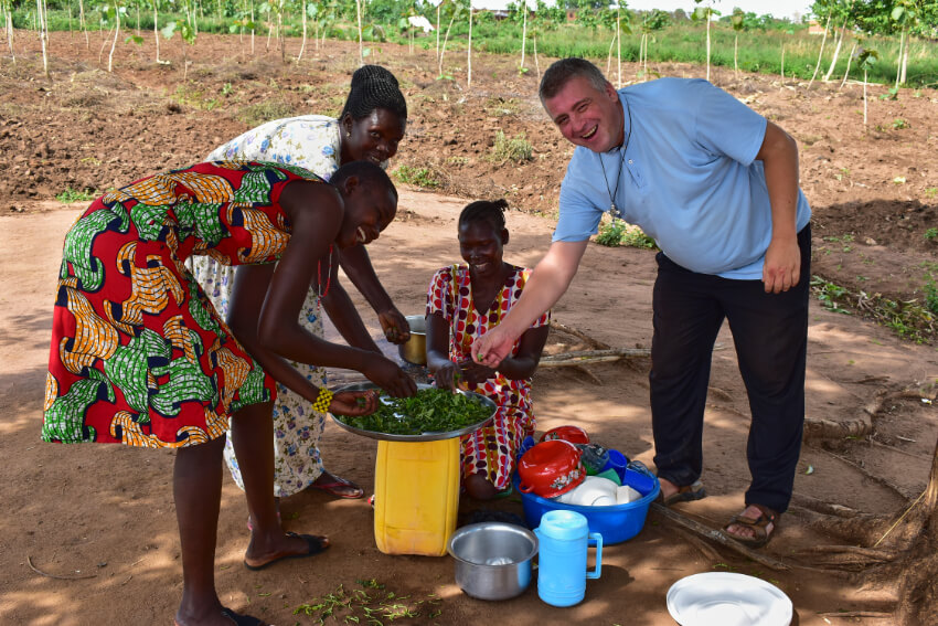 O. Andrzej Dzida SVD w obozie dla uchodźców Bidibidi w Ugandzie (fot. Krzysztof Błażyca) Orędzie na Światowy Dzień Migranta i Uchodźcy 2022