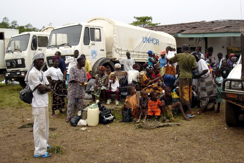 Wewnętrzni przesiedleńcy czekający na powrót do domu, Liberia 2005 r. (fot. Jacek Gniadek SVD) Nie chodzi tylko o migrantów