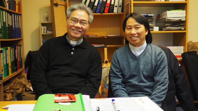 O. Peter Nguyen Cao Sam SVD (z lewej), sekretarz Generała SVD oraz o. Joseph Pham Duy Thach SVD, który studiuje teologię biblijną w Rzymie i przyjechał do pomocy duszpasterskiej na święta Bożego Narodzenia do warszawskiej wspólnoty katolików wietnamskich. (fot. Jacek Gniadek SVD) W Polsce wietnamscy imigranci mają dobrze