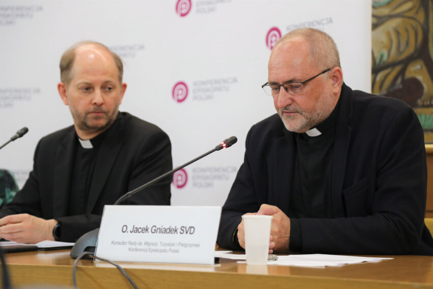 O. Jacek Gniadek SVD podczas prezentacji orędzia Franciszka na Światowy Dzień Migranta i Uchodźcy w Sekretariacie KEP (Warszawa 2022). Fot. episkopat.pl Jesteśmy wezwani do niepozostawiania w tyle nikogo
