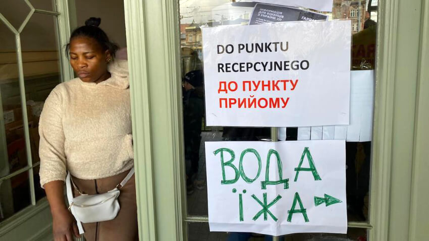 Wejście na dworzec kolejowy w Przemyślu (fot. Jacek Gniadek SVD) Wśród uchodźców są nie tylko Ukraińcy