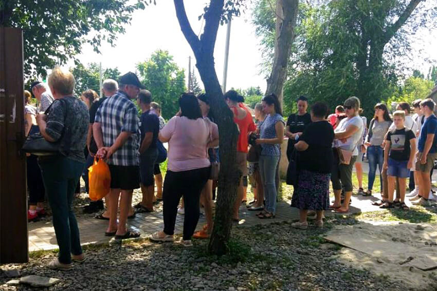 Kolejka przesiedleńców po pomoc humanitarną (fot. archiwum s. Renaty Puchały FMM) Niech pokój wraca na Ukrainę, a ludzie do swoich domów (WYWIAD)